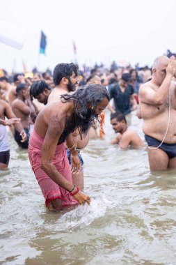 HARIDWAR, INDIA, FEBRUARY 2021: Kumbh mela sırasındaki Ganj nehri ve Haridwar 'ın renkli Ghat' ları. Maha Kumbh Mela her 12 yılda bir yapılan büyük bir hac yolculuğu..