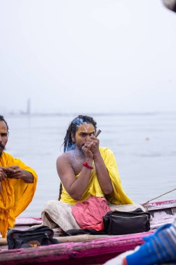 HARIDWAR, INDIA, FEBRUARY 2021: Kumbh mela sırasındaki Ganj nehri ve Haridwar 'ın renkli Ghat' ları. Maha Kumbh Mela her 12 yılda bir yapılan büyük bir hac yolculuğu..