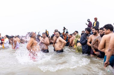 HARIDWAR, INDIA, FEBRUARY 2021: Kumbh mela sırasındaki Ganj nehri ve Haridwar 'ın renkli Ghat' ları. Maha Kumbh Mela her 12 yılda bir yapılan büyük bir hac yolculuğu..