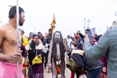 HARIDWAR, INDIA, FEBRUARY 2021: Kumbh mela sırasındaki Ganj nehri ve Haridwar 'ın renkli Ghat' ları. Maha Kumbh Mela her 12 yılda bir yapılan büyük bir hac yolculuğu..