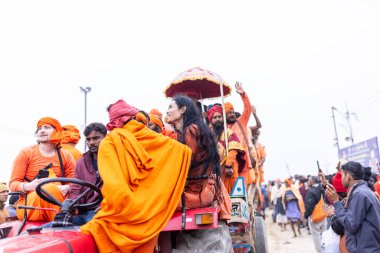 HARIDWAR, INDIA, FEBRUARY 2021: Kumbh mela sırasındaki Ganj nehri ve Haridwar 'ın renkli Ghat' ları. Maha Kumbh Mela her 12 yılda bir yapılan büyük bir hac yolculuğu..