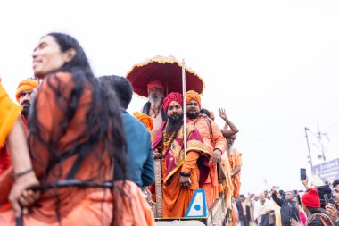 HARIDWAR, INDIA, FEBRUARY 2021: Kumbh mela sırasındaki Ganj nehri ve Haridwar 'ın renkli Ghat' ları. Maha Kumbh Mela her 12 yılda bir yapılan büyük bir hac yolculuğu..