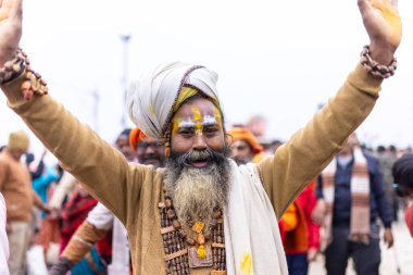 HARIDWAR, INDIA, FEBRUARY 2021: Kumbh mela sırasındaki Ganj nehri ve Haridwar 'ın renkli Ghat' ları. Maha Kumbh Mela her 12 yılda bir yapılan büyük bir hac yolculuğu..