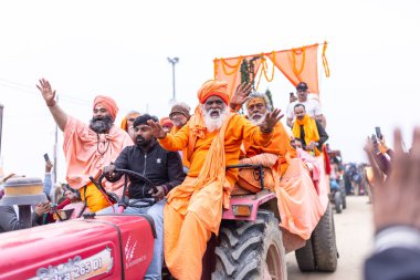 HARIDWAR, INDIA, FEBRUARY 2021: Kumbh mela sırasındaki Ganj nehri ve Haridwar 'ın renkli Ghat' ları. Maha Kumbh Mela her 12 yılda bir yapılan büyük bir hac yolculuğu..