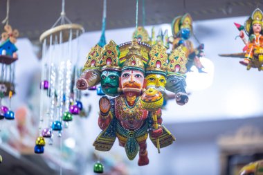 Ev dekorasyonu için el yapımı renkli ahşap oyuncaklar. İç dekorasyon