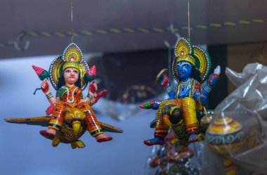 Ev dekorasyonu için el yapımı renkli ahşap oyuncaklar. İç dekorasyon