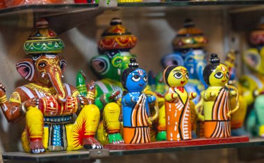 Ev dekorasyonu için el yapımı renkli ahşap oyuncaklar. İç dekorasyon