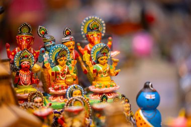 Ev dekorasyonu için el yapımı renkli ahşap oyuncaklar. İç dekorasyon