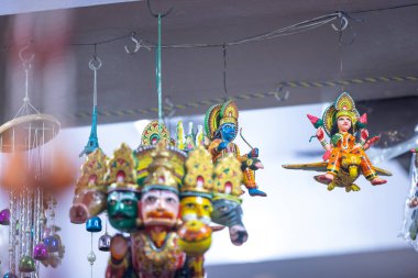 Ev dekorasyonu için el yapımı renkli ahşap oyuncaklar. İç dekorasyon