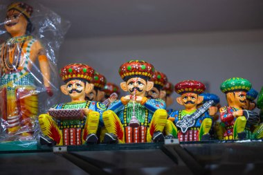 Ev dekorasyonu için el yapımı renkli ahşap oyuncaklar. İç dekorasyon