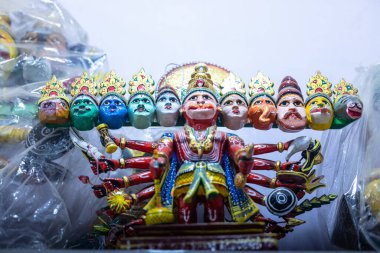 Ev dekorasyonu için el yapımı renkli ahşap oyuncaklar. İç dekorasyon