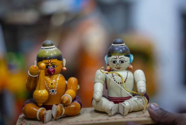 Ev dekorasyonu için el yapımı renkli ahşap oyuncaklar. İç dekorasyon