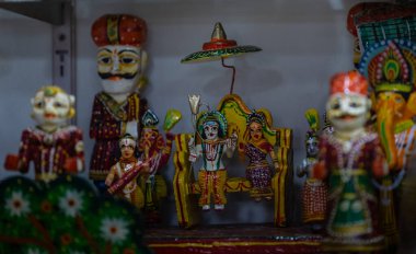 Ev dekorasyonu için el yapımı renkli ahşap oyuncaklar. İç dekorasyon