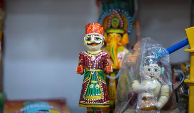 Ev dekorasyonu için el yapımı renkli ahşap oyuncaklar. İç dekorasyon