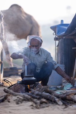 Puşkar, Rajasthan, Hindistan - 10 Kasım 2024: Deve ticareti için develer fuarı sırasında çöl panayırı.