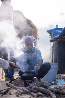 Puşkar, Rajasthan, Hindistan - 10 Kasım 2024: Deve ticareti için develer fuarı sırasında çöl panayırı.