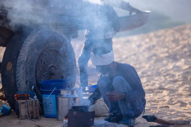 Puşkar, Rajasthan, Hindistan - 10 Kasım 2024: Deve ticareti için develer fuarı sırasında çöl panayırı.