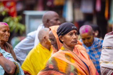 Varanasi, Uttar Pradesh, Hindistan - 20 Mart 2024: Masan Holi, Masan Holi, Harishchandra ghat of varanasi 'de düzenlenen İstanbul Holi festivaline katılan isimsiz bir grup dindar 
