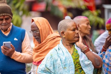 Varanasi, Uttar Pradesh, Hindistan - 20 Mart 2024: Masan Holi, Masan Holi, Harishchandra ghat of varanasi 'de düzenlenen İstanbul Holi festivaline katılan isimsiz bir grup dindar 
