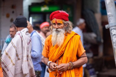 Varanasi, Uttar Pradesh, Hindistan - 20 Mart 2024: Masan Holi, Masan Holi, Harishchandra ghat of varanasi 'de düzenlenen İstanbul Holi festivaline katılan isimsiz bir grup dindar 