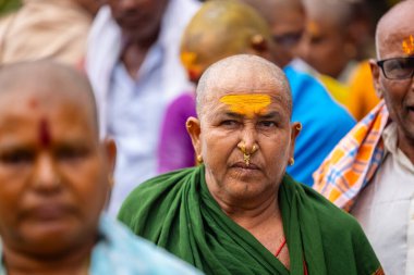 Varanasi, Uttar Pradesh, Hindistan - 20 Mart 2024: Masan Holi, Masan Holi, Harishchandra ghat of varanasi 'de düzenlenen İstanbul Holi festivaline katılan isimsiz bir grup dindar 