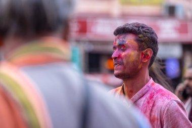 Varanasi, Uttar Pradesh, Hindistan - 20 Mart 2024: Masan Holi, Masan Holi, Harishchandra ghat of varanasi 'de düzenlenen İstanbul Holi festivaline katılan isimsiz bir grup dindar 