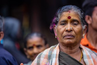 Varanasi, Uttar Pradesh, Hindistan - 20 Mart 2024: Masan Holi, Masan Holi, Harishchandra ghat of varanasi 'de düzenlenen İstanbul Holi festivaline katılan isimsiz bir grup dindar 