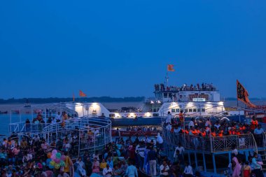 Varanasi, Uttar Pradesh, Hindistan - 20 Mart 2024: Masan Holi, Masan Holi, Harishchandra ghat of varanasi 'de düzenlenen İstanbul Holi festivaline katılan isimsiz bir grup dindar 