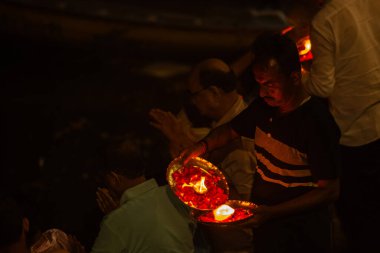 Varanasi, Uttar Pradesh, Hindistan - 20 Mart 2024: Masan Holi, Masan Holi, Harishchandra ghat of varanasi 'de düzenlenen İstanbul Holi festivaline katılan isimsiz bir grup dindar 