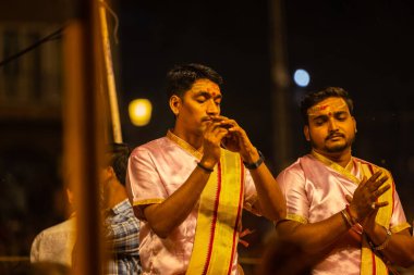 Varanasi, Uttar Pradesh, Hindistan - 20 Mart 2024: Masan Holi, Masan Holi, Harishchandra ghat of varanasi 'de düzenlenen İstanbul Holi festivaline katılan isimsiz bir grup dindar 