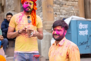 Varanasi, Uttar Pradesh, Hindistan - 20 Mart 2024: Masan Holi, Masan Holi, Harishchandra ghat of varanasi 'de düzenlenen İstanbul Holi festivaline katılan isimsiz bir grup dindar 