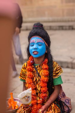 Varanasi, Uttar Pradesh, Hindistan - 20 Mart 2024: Masan Holi, Masan Holi, Harishchandra ghat of varanasi 'de düzenlenen İstanbul Holi festivaline katılan isimsiz bir grup dindar 