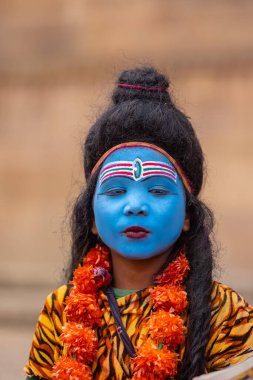 Varanasi, Uttar Pradesh, Hindistan - 20 Mart 2024: Masan Holi, Masan Holi, Harishchandra ghat of varanasi 'de düzenlenen İstanbul Holi festivaline katılan isimsiz bir grup dindar 