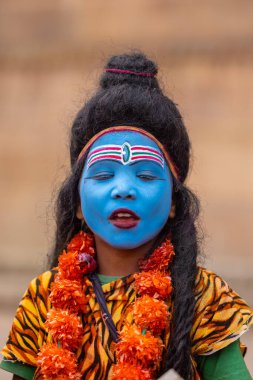 Varanasi, Uttar Pradesh, Hindistan - 20 Mart 2024: Masan Holi, Masan Holi, Harishchandra ghat of varanasi 'de düzenlenen İstanbul Holi festivaline katılan isimsiz bir grup dindar 