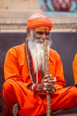 Varanasi, Uttar Pradesh, Hindistan - 20 Mart 2024: Masan Holi, Masan Holi, Harishchandra ghat of varanasi 'de düzenlenen İstanbul Holi festivaline katılan isimsiz bir grup dindar 