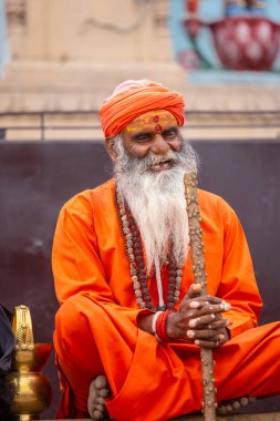 Varanasi, Uttar Pradesh, Hindistan - 20 Mart 2024: Masan Holi, Masan Holi, Harishchandra ghat of varanasi 'de düzenlenen İstanbul Holi festivaline katılan isimsiz bir grup dindar 