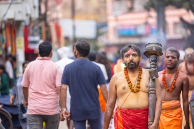 Varanasi, Uttar Pradesh, Hindistan - 20 Mart 2024: Masan Holi, Masan Holi, Harishchandra ghat of varanasi 'de düzenlenen İstanbul Holi festivaline katılan isimsiz bir grup dindar 