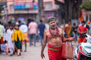 Varanasi, Uttar Pradesh, Hindistan - 20 Mart 2024: Masan Holi, Masan Holi, Harishchandra ghat of varanasi 'de düzenlenen İstanbul Holi festivaline katılan isimsiz bir grup dindar 