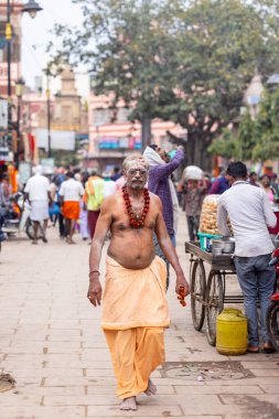 Varanasi, Uttar Pradesh, Hindistan - 20 Mart 2024: Masan Holi, Masan Holi, Harishchandra ghat of varanasi 'de düzenlenen İstanbul Holi festivaline katılan isimsiz bir grup dindar 