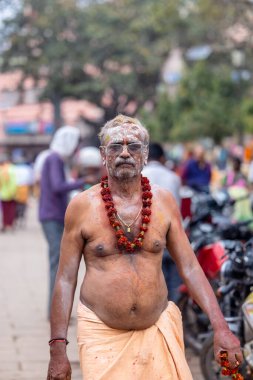 Varanasi, Uttar Pradesh, Hindistan - 20 Mart 2024: Masan Holi, Masan Holi, Harishchandra ghat of varanasi 'de düzenlenen İstanbul Holi festivaline katılan isimsiz bir grup dindar 