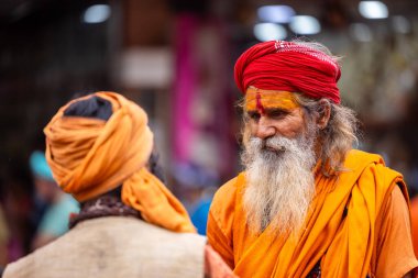 Varanasi, Uttar Pradesh, Hindistan - 20 Mart 2024: Masan Holi, Masan Holi, Harishchandra ghat of varanasi 'de düzenlenen İstanbul Holi festivaline katılan isimsiz bir grup dindar 