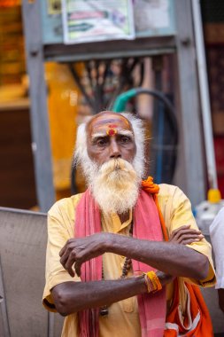 Varanasi, Uttar Pradesh, Hindistan - 20 Mart 2024: Masan Holi, Masan Holi, Harishchandra ghat of varanasi 'de düzenlenen İstanbul Holi festivaline katılan isimsiz bir grup dindar 