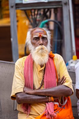 Varanasi, Uttar Pradesh, Hindistan - 20 Mart 2024: Masan Holi, Masan Holi, Harishchandra ghat of varanasi 'de düzenlenen İstanbul Holi festivaline katılan isimsiz bir grup dindar 