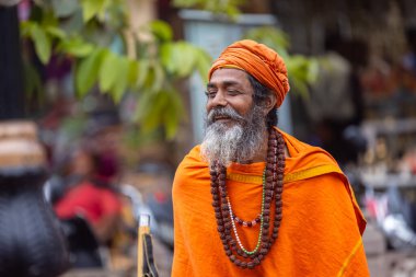 Varanasi, Uttar Pradesh, Hindistan - 20 Mart 2024: Masan Holi, Masan Holi, Harishchandra ghat of varanasi 'de düzenlenen İstanbul Holi festivaline katılan isimsiz bir grup dindar 