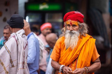 Varanasi, Uttar Pradesh, Hindistan - 20 Mart 2024: Masan Holi, Masan Holi, Harishchandra ghat of varanasi 'de düzenlenen İstanbul Holi festivaline katılan isimsiz bir grup dindar 