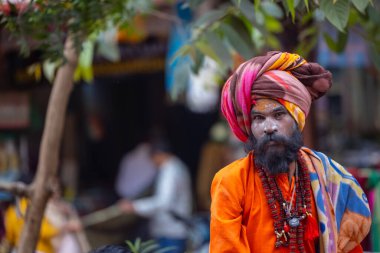 Varanasi, Uttar Pradesh, Hindistan - 20 Mart 2024: Masan Holi, Masan Holi, Harishchandra ghat of varanasi 'de düzenlenen İstanbul Holi festivaline katılan isimsiz bir grup dindar 
