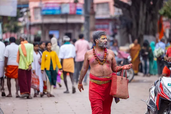 Varanasi, Uttar Pradesh, Hindistan - 20 Mart 2024: Masan Holi, Masan Holi, Harishchandra ghat of varanasi 'de düzenlenen İstanbul Holi festivaline katılan isimsiz bir grup dindar 