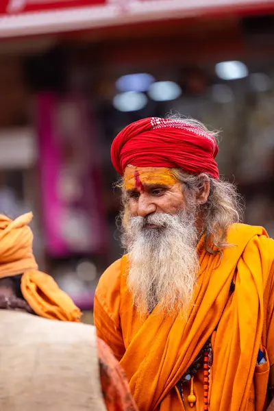 Varanasi, Uttar Pradesh, Hindistan - 20 Mart 2024: Masan Holi, Masan Holi, Harishchandra ghat of varanasi 'de düzenlenen İstanbul Holi festivaline katılan isimsiz bir grup dindar 