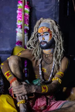 Gaziabad, Uttar Pradesh, Hindistan - 01 Ekim 2024: Dussehra Fuarı 'nda sahne alan Hindu mitolojik karakter olarak bir sanatçının portresi.