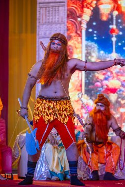 Gaziabad, Uttar Pradesh, Hindistan - 3 Ekim 2024: Hintli sanatçıların portresi, Ramlila 'da Dussehra Festivali sırasında Hintli tanrı Laksman kutsal kitabı Ramayana' yı canlandırıyor..